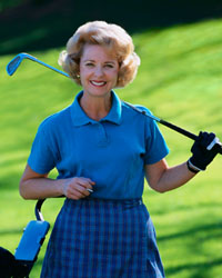 Fotografía de una mujer anciana con sus palos de golf