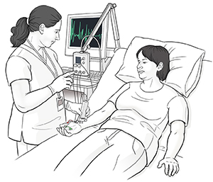 Una mujer acostada sobre una camilla. El proveedor de atención médica sostiene una sonda de estudio de conducción nerviosa contra el antebrazo de una mujer.