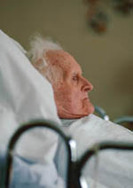 Fotografía de un anciano, postrado en una cama