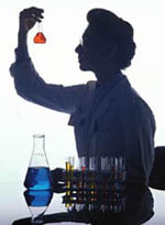 Fotografía de una patóloga examinando un envase que contiene un líquido
