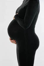 Imagen de una futura madre sosteniendo su abdomen